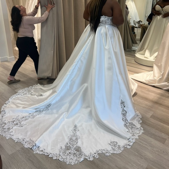 Beautiful Wedding Ball Gown Looking for a Princess - Picture 5 of 14